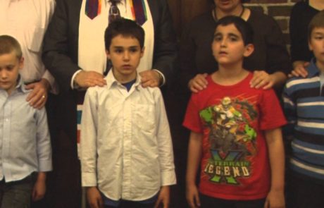 Rabbi Teaches Congregants the Blessing Over the Children